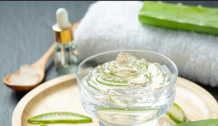 एलोवेरा में मॉइश्चराइजिंग गुण होते हैं. ये कॉलेजन को बढ़ावा देता है. एलोवेरा का यही गुण स्ट्रेच मार्क्स को दूर कर सकता है. विटामिन ई तेल और एलोवेरा जेल को मिक्स करके स्ट्रेच मार्क्स वाली जगह पर मालिश करें, इससे फायदा मिलना मुमकिन है.