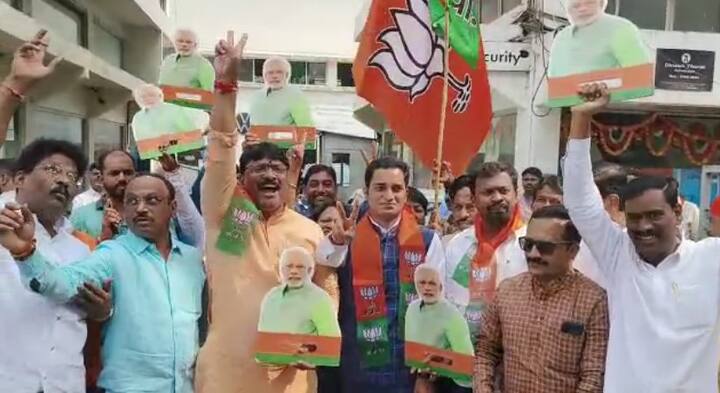 पुण्याच्या भाजप कार्यालयासमोरही भाजप कार्यकर्त्यांचा मोठा जल्लोष साजरा करत आहे.