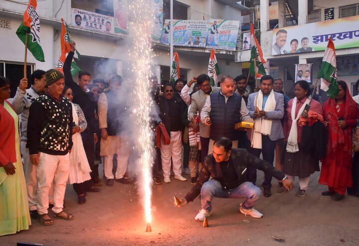 फटाके उडवून कार्यकर्त्यांनी हिमाचल प्रदेशमधील विजय साजरा केला.