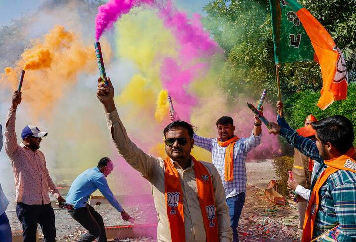 तरुणांनी मोठ्या प्रमाणात रस्त्यावर उतरत विजय साजरा केला.