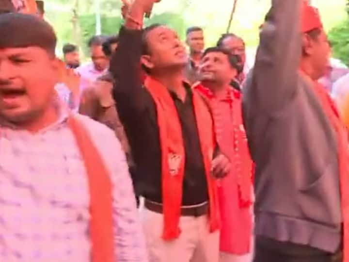 BJP workers cheering after political party crosses majority mark during Assembly election count. (Source: ABP News)