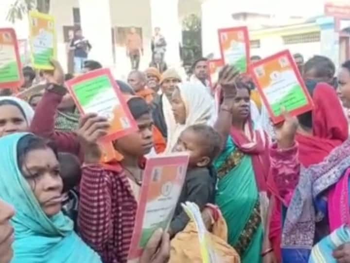 Chhattisgarh Ration is not available angry villagers reached collectorate with ration card in Surguja ann Chhattisgarh News: सरगुजा में 3 महीने से नहीं मिला राशन, परेशान ग्रामीणों ने कलेक्टर कार्यालय पहुंचकर लगाई गुहार