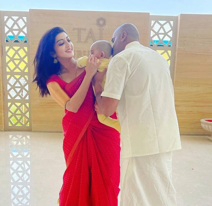 இந்த தம்பதிகளுக்கு சமீபத்தில் பெண் குழந்தை பிறந்தது.