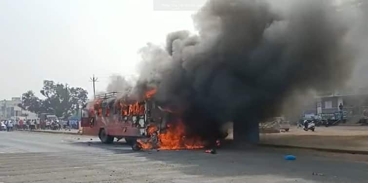 Maharashtra Nashik News Bus catches fire near Nashik city three killed and many injured Nashik Bus Accident : नाशिकमध्ये एसटीचा विचित्र अपघात! ब्रेक फेल झाला... बाईकस्वारांना चिरडले अन् पेट घेतला!