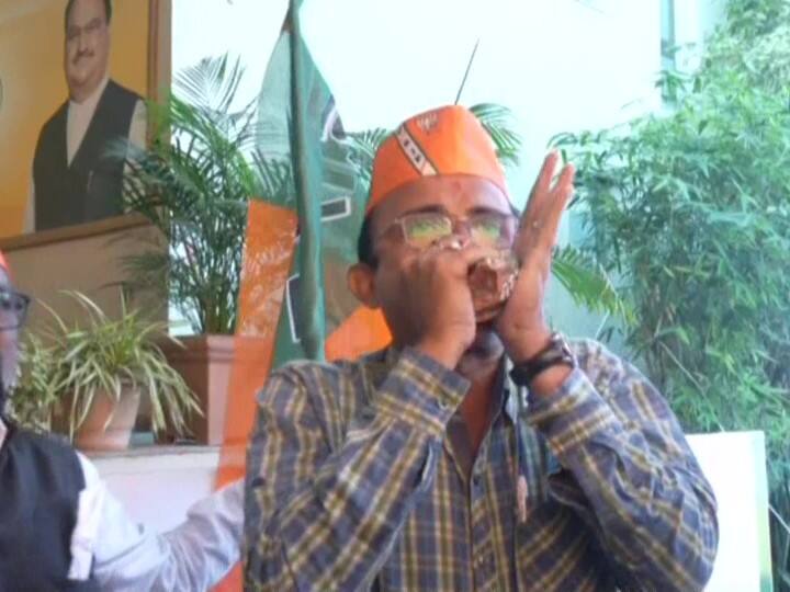 भारतीय जनता पार्टी के कार्यकर्ताओं ने गांधीनगर में जश्न मनाया. यहां कार्यकर्ता झूमते हुए नजर आए.