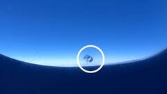 हवाई जहाज की खिड़की पर बना ये छोटा सा छेद है बहुत जरूरी!...यात्रियों की सुरक्षा से है सीधा संबंध!