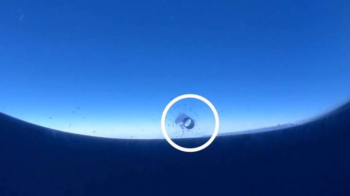 जमीन से हजारों फीट ऊपर जब हवाई जहाज उड़ता है तो यात्रियों की सुरक्षा सबसे पहली जिम्मेदारी होती है. इसी क्रम में प्लेन की खिड़की पर बना वो छेद भी शामिल है. यह बेहद जरूरी होता है. यह छेद यात्रियों की सुरक्षा के लिए ही बनाए जाते हैं. आइए बताते हैं कैसे...