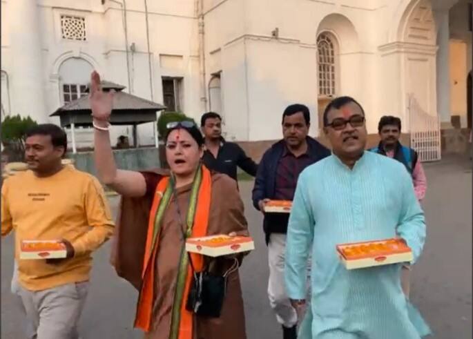 গুজরাতে এদিন বিজেপির পারফরম্যান্স অতীতের বহু রেকর্ড ভেঙে দিয়েছে। হিমাচল প্রদেশের ফলাফল কিছুটা অস্বস্তিতে রাখলেও আপাতত মোদী-শাহের গড়ের পারফরম্যান্সকেই তুলে ধরতে চায় গেরুয়া শিবির।