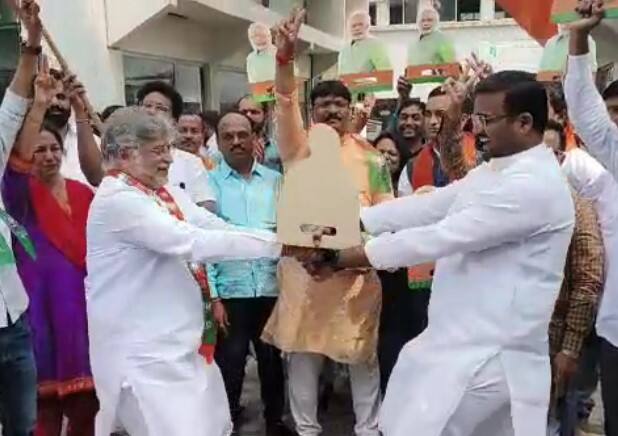 चक्क फुगडी खेळत विजयाचा आनंद व्यक्त करताना दिसत आहे.