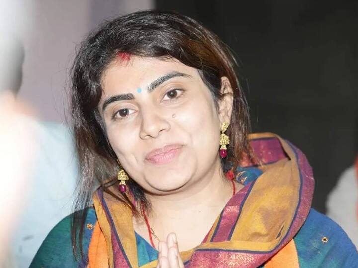 रिवाबा पहली बार चुनाव लड़ रही हैं. उनका प्रचार काफी अच्छा रहा था. हालांकि, उनके परिवार के लोग ही चुनौती बने हुए थे क्योंकि रविंद्र जाडेजा की बहन नैना और पिता अनिरुद्ध सिंह ने कांग्रेस उम्मीदवार बीपेंद्र सिंह के लिए वोट मांगे थे.