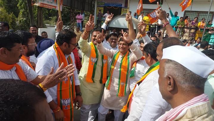 यावेळी फटाके फोडून एकमेकांना पेढे भरवत आनंद व्यक्त केला.