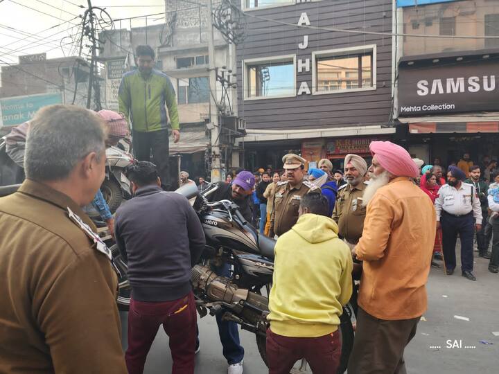 ਜਿਸ ਤਹਿਤ ਅੱਜ ਏ ਡੀ ਸੀ ਪੀ ਟ੍ਰੈਫਿਕ ਅਮਨਦੀਪ  ਕੌਰ ਦੀ ਅਗਵਾਈ ਹੇਠ ਟੀਮ ਨੇ ਰੇਲਵੇ ਲਿੰਕ ਰੋਡ, ਜੋ ਕਿ ਰੇਲਵੇ ਸਟੇਸ਼ਨ ਦੇ ਸਾਹਮਣੇ ਸਭ ਤੋਂ ਰੁਝੇਵੇਂ ਵਾਲੀ ਸੜਕ ਹੈ।