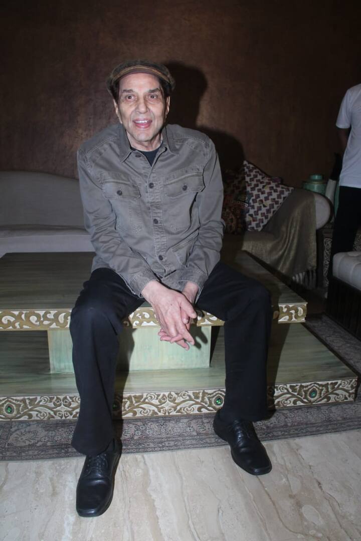 ग्रे जैकेट के साथ ब्लैक जींस और कैप लगाए धर्मेंद्र का बर्थडे आउटफिट काफी शानदार नजर आ रहा है.