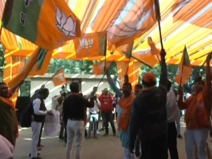 गांधीनगर में बीजेपी कार्यालय 'श्री कमलम' में भी जश्न का माहौल है. बीजेपी के जीत के दावे अब सच होते नजर आ रहे हैं.