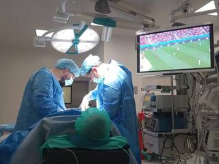 viral photo football fan from poland watches fifa match during his surgery FIFA World Cup: போலந்தில் ஆப்ரேஷன் தியேட்டர் வரை சென்ற கால்பந்தாட்ட உலகக்கோப்பை தொடர்..