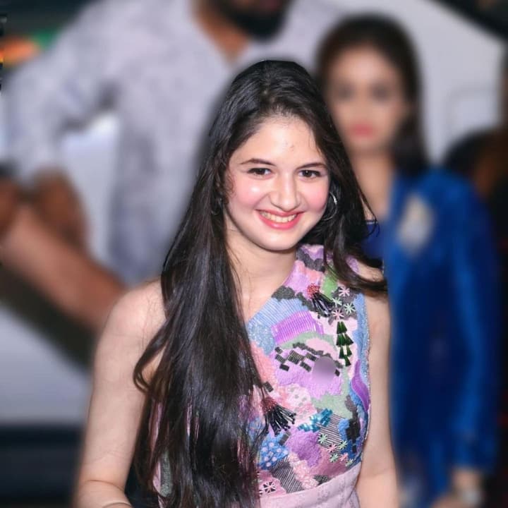 Harshaali, who rose to popularity for her character 'Munni' in Salman Khan's blockbuster drama 'Bajrangi Bhaijaan', turned 13 this year. She sported a smile as she posed for the cameras.