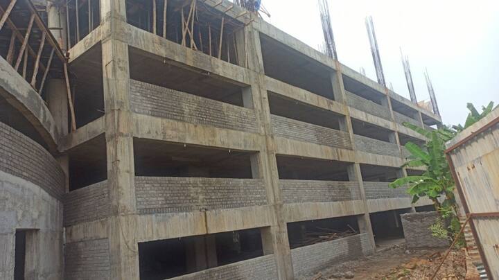 construction of multi-level parking in Trichy is going on at a slow pace TNN திருச்சியில் மந்தகதியில் மல்டி லெவல் பார்க்கிங் கட்டும் பணி