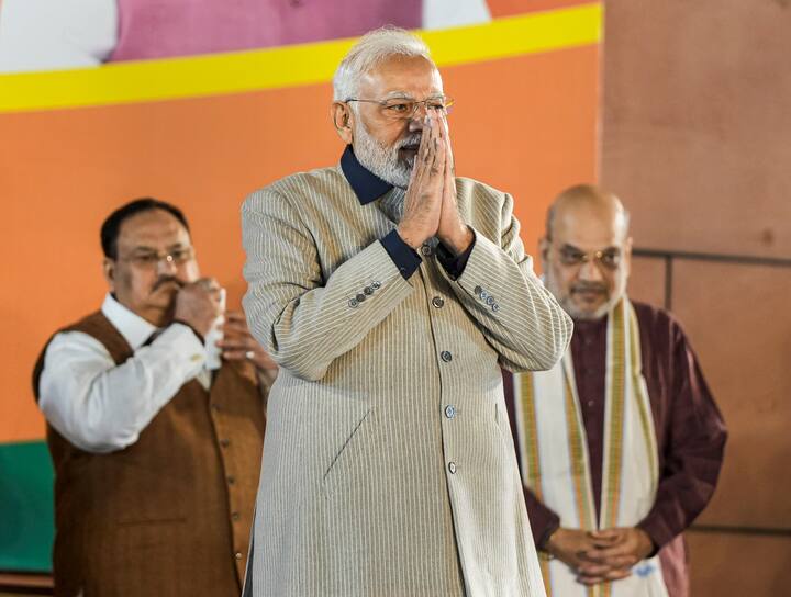 सन 2001 साली मोठ्या राजकीय घडामोडींनंतर भाजपने नरेंद्र मोदी यांना मुख्यमंत्री केलं. त्यानंतर 2002 साली झालेल्या निवडणुकीत भाजपने 127 जागांवर विजय मिळवला होता. त्या आधी 1998 साली भाजपला 117 जागा मिळाल्या होत्या. यंदाच्या निवडणुकीत भाजपने त्यांच्या हा जुना विक्रम मोडला असून 157 जागा मिळवल्याचं स्पष्ट झालं आहे.