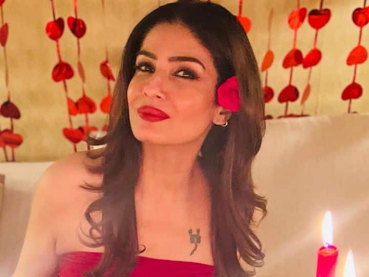 Raveena Tandon Latets Pics: मशहूर एक्ट्रेस रवीना टंडन की लेटेस्ट तस्वीरें सोशल मीडिया पर सामने आईं हैं, इन फोटो में रवीना का अपने ग्लैमरस लुक से महफिल लूट रही हैं.