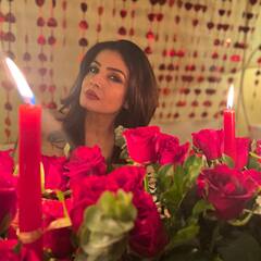 Raveena Tandon Pics: गुलाब और मोमबत्ती के साथ मदमस्त नजर आईं रवीना टंडन, तस्वीरें देख उड़ जाएंगे होश