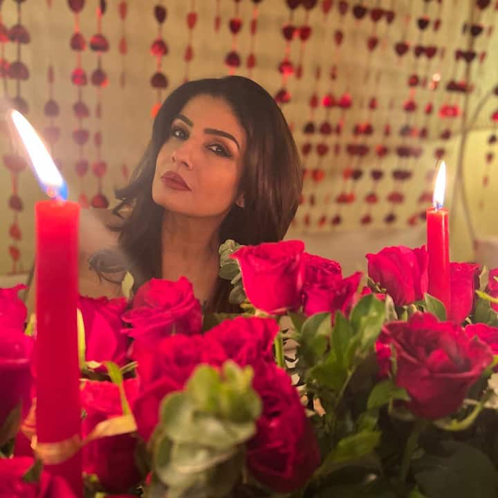 बी टाउन की मशहूर एक्ट्रेस रवीना टंडन अपनी कमाल की एक्टिंग के साथ खूबसूरती के लिए काफी जानी जाती हैं. इस बीच सोशल मीडिया पर रवीना टंडन की लेटेस्ट तस्वीरें सामने आई हैं.