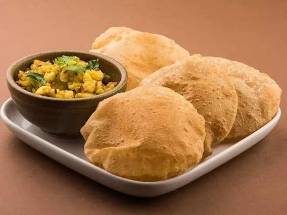 સવારે વહેલા તળેલી પૂરી ખાવી સ્વાસ્થ્ય માટે સારી નથી, કારણ કે તેમાં પૂરતા પ્રમાણમાં પ્રોટીન નથી હોતું પરંતુ તેમાં ઘણી કેલરી હોય છે, વહેલી સવારે તેલમાં તળેલી પૂરી ખાવાથી ગેસ પણ થઈ શકે છે, આ સ્થિતિમાં તમારો આખો દિવસ ભારે પસાર થઈ શકે છે.