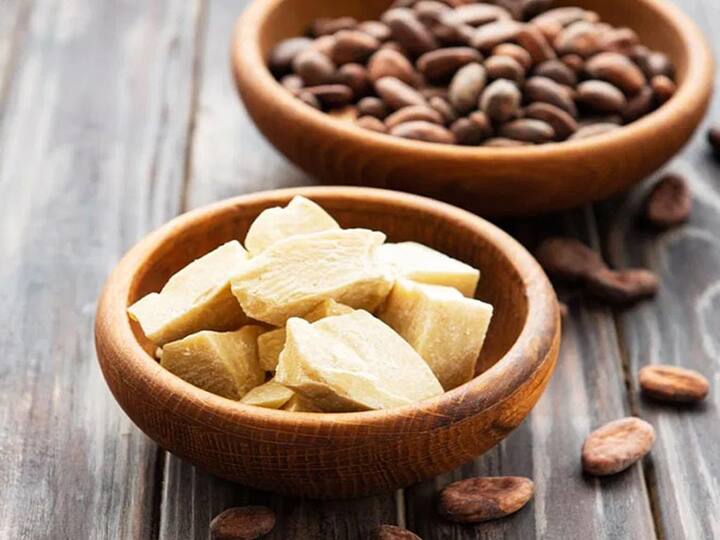 कोकोआ बटर को भी स्ट्रेच मार्क्स में बहुत ही कारगर बताया गया है.आप खाली कोकोआ बटर से मसाज करें या इसमें नारियल तेल, विटामिन ई मिलाकर अफेक्टेड एरिया पर मसाज करें.