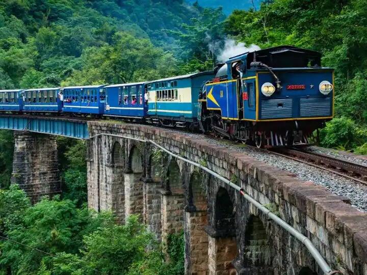 mettupalayam ooty nilgiri passenger is the slowest train in india marathi news Slowest Train in India : 'ही' भारतातील सर्वात स्लो ट्रेन आहे;  5 तासांत फक्त 46 किलोमीटरचे अंतर पार करते