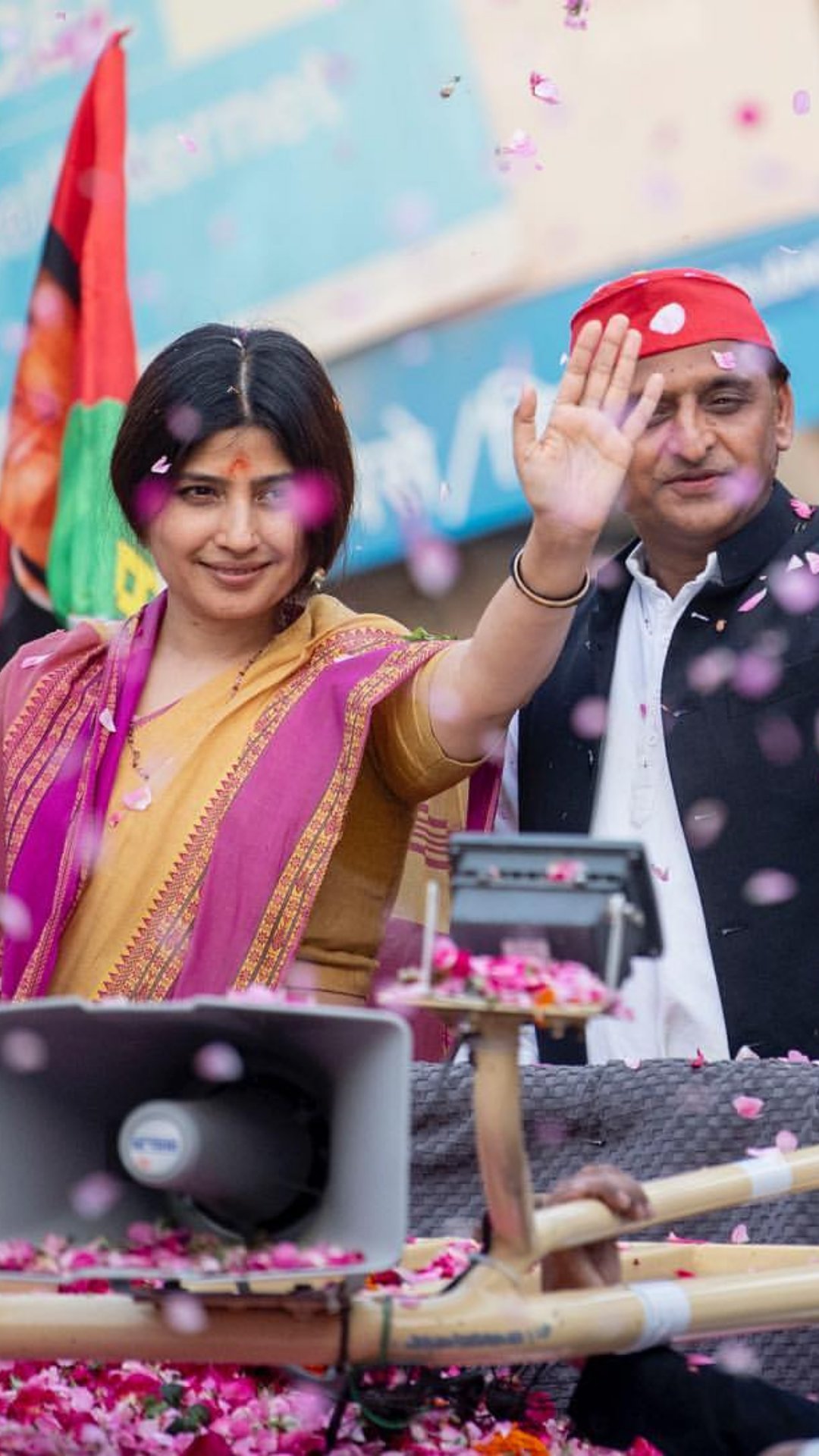 सोशल मीडिया पर डिंपल की कई तस्वीरें वायरल हो रही हैं