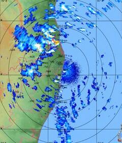 Mandous Cyclone: கொந்தளிக்கும் கடல்..சாய்ந்து கிடக்கும் மரங்கள்..சென்னையில் ஒரு காட்டு காட்டும் மாண்டஸ் புயல்!