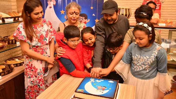 তাদের উচ্ছাসে কমতি নেই। নতুন গানেও দেখা মিলল এই দাদা আর ভাইয়ের জুটির। খুদেদের সমীকরণের সঙ্গে বাস্তবের ছোঁয়া লাগা এক গল্পই মন জয় করবে দর্শকদের, এই আশা কলাকুশলীদের।