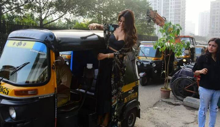 તેણે રિક્ષા સાથે એક કરતા વધુ પોઝ આપ્યા અને દરેક પોઝમાં તે ક્ષણને એન્જોય કરતી જોવા મળે છે.