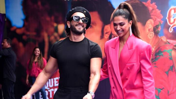 গানের তালে পাও মেলালেন জুটি। একে অপরে আগলে, খুশিতে, আনন্দে যেন গোটা দেশের বার্তা পৌঁছে দিলেন, গুঞ্জনই সার, দীপবীর আছে দীপবীরেই।