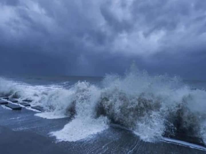 Cyclone to hit Chennai coast today, heavy rain forecast in Tamil Nadu  Cyclone News : चक्रीवादळ आज चेन्नईच्या किनारपट्टीवर धडकणार, तामिळनाडूत मुसळधार पावसाचा अंदाज, महाराष्ट्रात काय स्थिती?