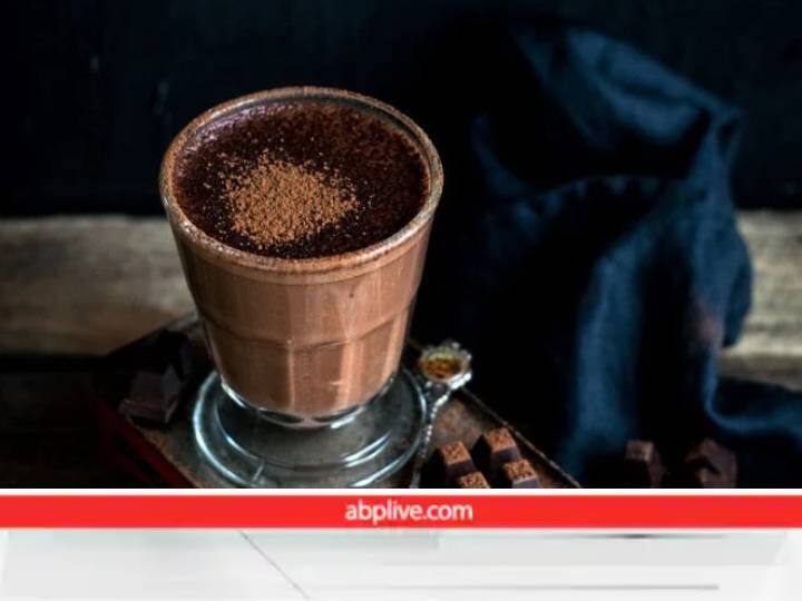 गर्म परोसें: मिश्रण को अपनी पसंद के कप में डालें और 1 बड़ा चम्मच शहद डालें और अच्छी तरह मिलाएं. कुकीज़ के साथ गरम परोसें.
