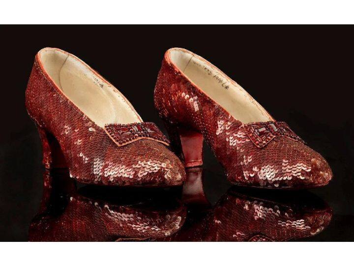 Ruby Slippers : मशहूर ज्वेलरी डिज़ाइनर हैरी विंस्टन के बेटे रॉन विंस्टन ने हॉलीवुड फ़िल्म ‘द विजार्ड ऑने ओज़’ की 50वीं वर्षगांठ के मौके पर ये स्लीपर्स पहनी थी. इन्हे यंग डोरोथी ने डिज़ाइन किया था, जिनकी क़ीमत करीब 22 करोड़ रुपये थी.