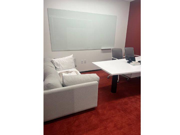 जेम्स क्लेटन ने जो तस्वीरें शेयर की हैं, उनमें ऑफिस कम बेडरूम में एक अलमारी भी दिखाई दे रही है. इन तस्वीरों में देखा जा सकता है कि सोफे को सिंगल बेड बना दिया गया है.