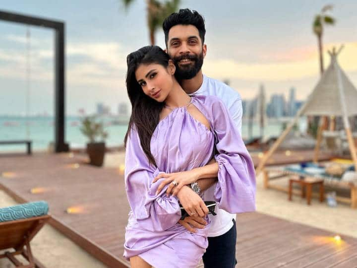 Mouni Roy Suraj Nambiar Romantic Pics: हाल ही में, एक्ट्रेस मौनी रॉय ने पति सूरज नांबियार के साथ सोशल मीडिया पर कुछ रोमांटिक तस्वीरें शेयर की हैं. आइए आपको दिखाते हैं.