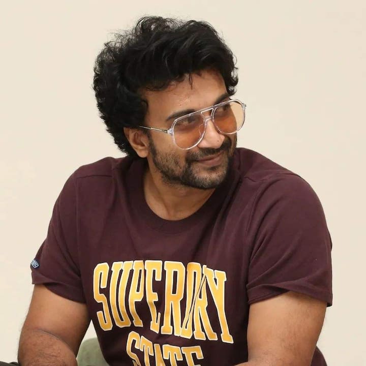 మేఘా ఆకాష్, కావ్య శెట్టి, ప్రియదర్శి, సుహాసిని సహా పలువురు కీలక పాత్రలు పోషించారు.Photo Credit: Satyadev/Instagram