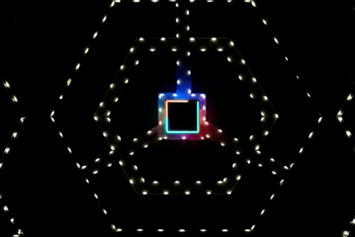 समृद्धी महामार्गाच्या या आरंभबिंदूवर खास फसाड लाइट्स लावण्यात आले असून त्यासाठी 73 प्रकारच्या विविध रंगी विद्युत दिव्यांचा वापर करण्यात आला आहे.