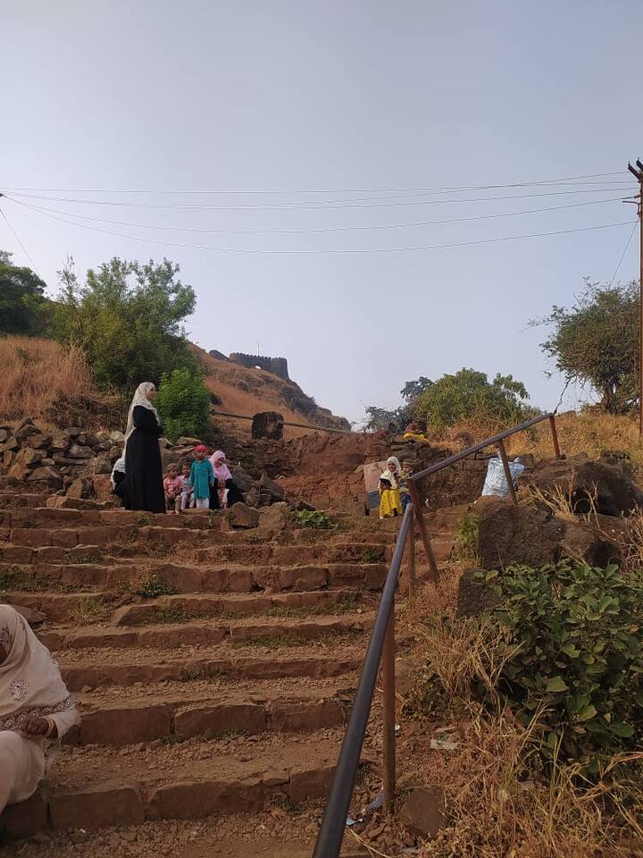 गडावर शासकीय जागेत आणि पायथा परिसरात वन विभागाच्या जागेत मोठ्या प्रमाणावर अतिक्रमणे झाली आहेत.