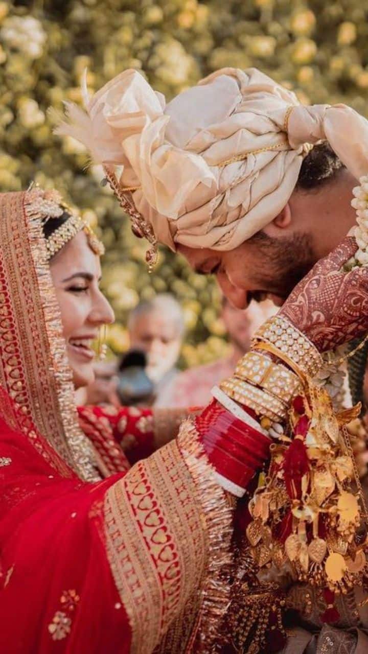 இவர்கள் இருவரும் கடந்த ஆண்டு டிசம்பர் மாதம் திருமண பந்தத்தில் இணைந்தனர்