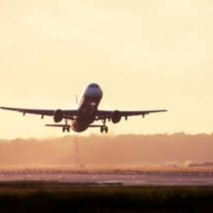 চেন্নাই বিমানবন্দরের তরফে ট্যুইট করে লেখা হয়েছে, পরবর্তী আপডেটের জন্য সংশ্লিষ্ট এয়ারলাইনের সঙ্গে যোগাযোগ করুন।