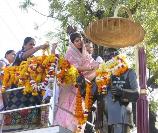 গুজরাতের জামনগর উত্তর বিধানসভা কেন্দ্র থেকে বিজেপির টিকিটে জিতেছেন রিভাবা জাদেজা। প্রচারের সময় থেকেই তাঁকে নিয়ে যথেষ্ট চর্চা হয়েছে। কিন্তু কেন?