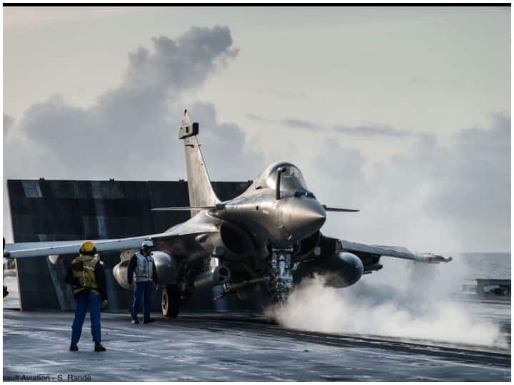 Rafael FighterJet: वायुसेना के बाद अब नौसेना ने दिखाई रफाल एयरक्राफ्ट में दिलचस्पी, गृह मंत्रालय की सौंपी रिपोर्ट