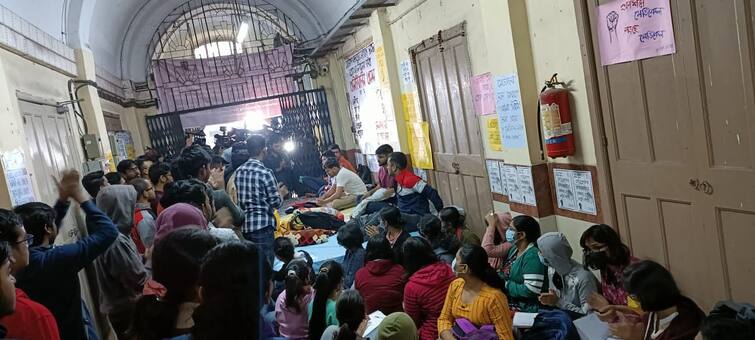 24 hours over, medical college students on hunger strike demanding elections Calcutta Medical College: ২৪ ঘণ্টা পার, নির্বাচনের দাবিতে অনির্দিষ্টকালের অনশনে মেডিক্যাল কলেজের পড়ুয়ারা