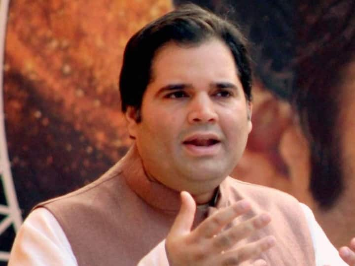 up news pilibhit bjp mp Varun Gandhi raised questions on the system of his own government ann Pilibhit News: आलू की सब्जी का जिक्र करते हुए वरुण गांधी ने अपनी ही सरकार पर उठाए सवाल, काम न करने पर अफसरों को फटकारा