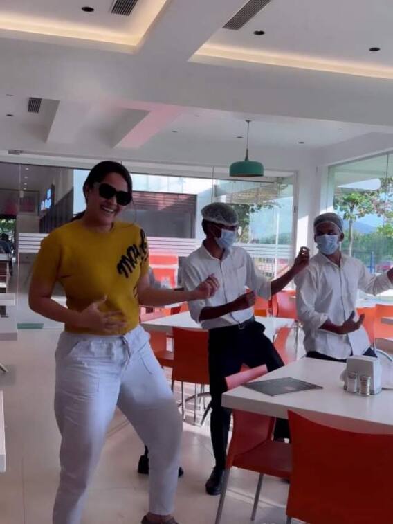 హోటల్ స్టాఫ్‌తో కలిసి అనసూయ డ్యాన్స్ - అంతా ఫుల్ ఖుషీ!