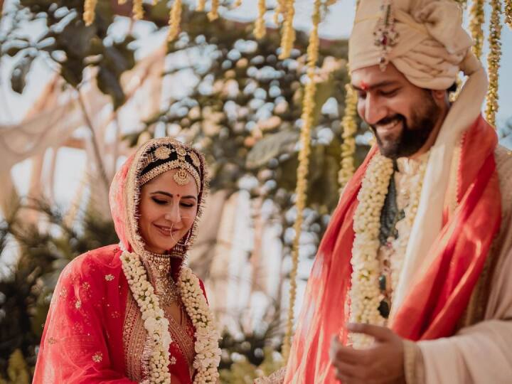 Vicky-Kat First Wedding Anniversary:  विक्की कौशल और कैटरीना कैफ आज अपनी शादी की पहली एनिवर्सरी सेलिब्रेट कर रहे हैं. इस जोड़ी ने 9 दिसंबर 2021 को राजस्थान में ग्रैंड वेडिंग की थी.