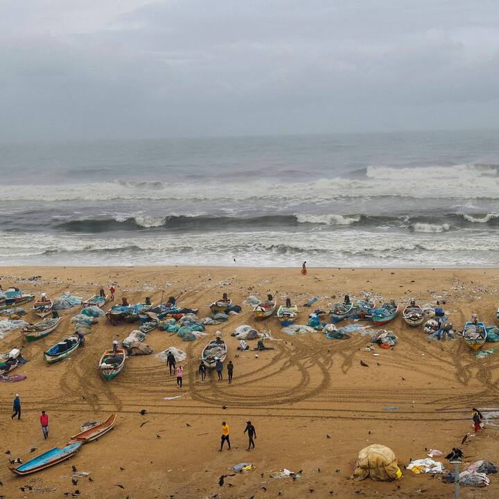 কিছু এলাকায় জল জমে যাওয়ার কারণে বাস পরিষেবায় বিঘ্ন ঘটে। একাধিক জেলায় স্কুল-কলেজ বন্ধ রাখা হয়েছে।